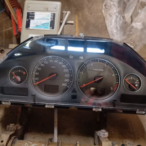 cc498e93-48b9-4afa-b011-c65f33969f3f Volvo V70 MK2 Mittaristo