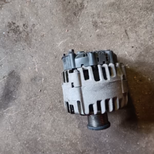 e694337e-96bc-4243-a359-cea3f9c9925a Renault Trafic 2.0 DCI laturi