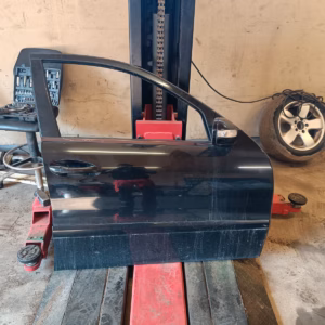 06c27153-0b08-4c06-8ba7-2f0c9e53df73 Mercedes-Benz E200 CDI W211 oikea etuovi