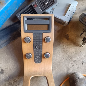 8dbedd5f-c782-4e84-a318-809feb3dbc47 Volvo v50 Radio ja keskikonsoli