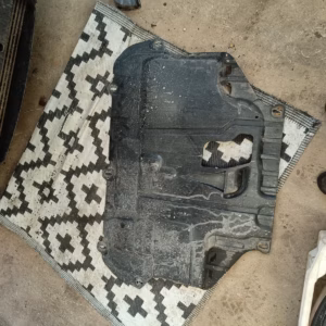 dc366c2f-5d67-4cfa-aba4-0d9ac703f36e Volvo V50 D2 Pohjapanssari