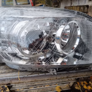 Toyota RAV4 2005 oikea xenon umpio